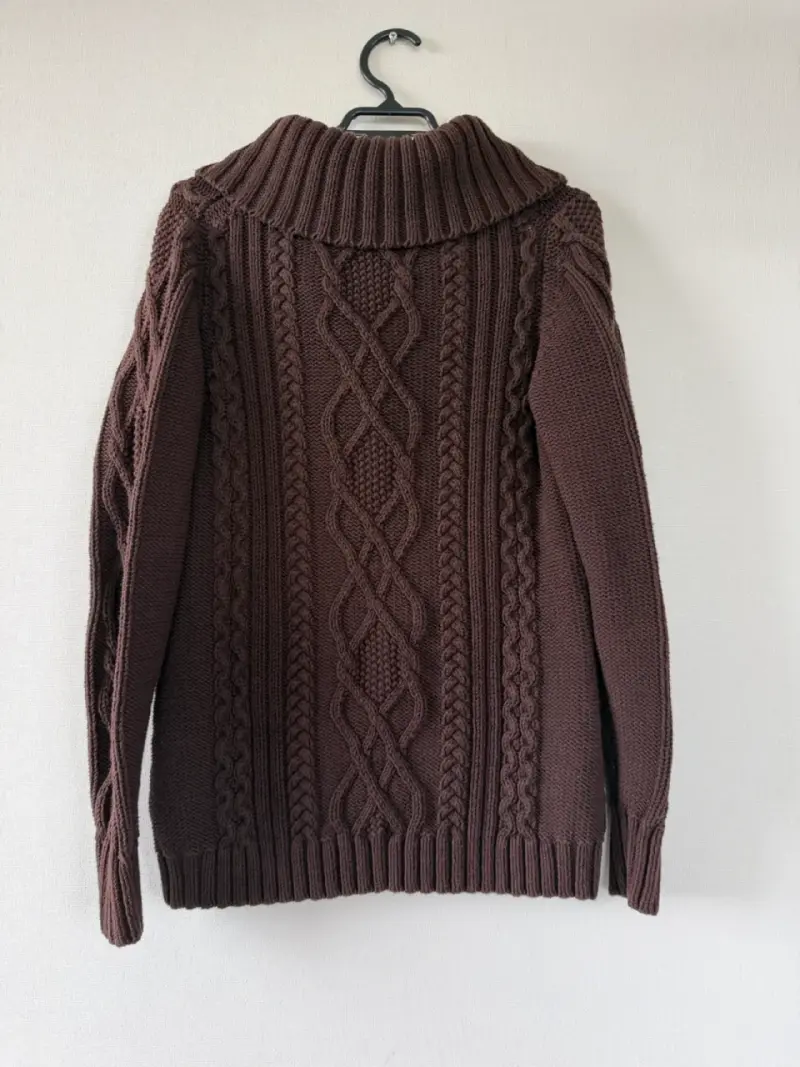 Suéter de lana marrón con cuello alto - 4