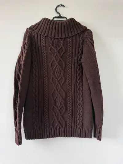Suéter de lana marrón con cuello alto - miniatura 4