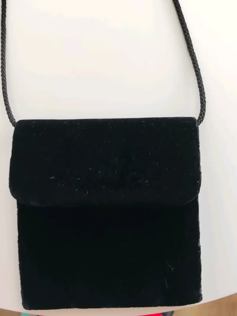Elegante cartera de terciopelo negro - 1