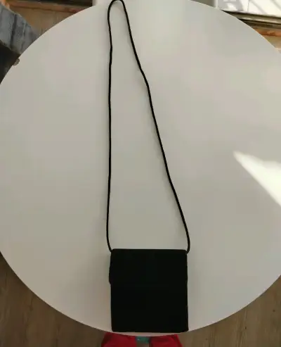 Elegante cartera de terciopelo negro - miniatura 2
