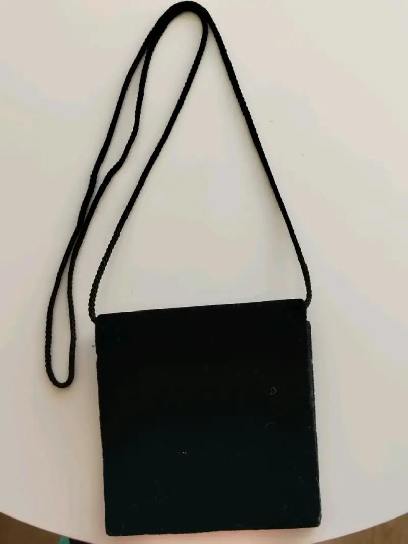Elegante cartera de terciopelo negro - 4