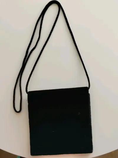 Elegante cartera de terciopelo negro - miniatura 4