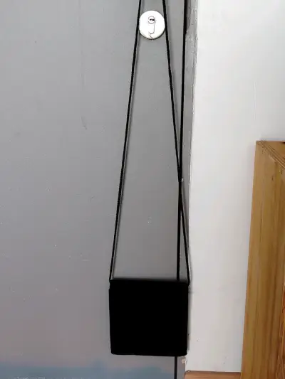 Elegante cartera de terciopelo negro - miniatura 5