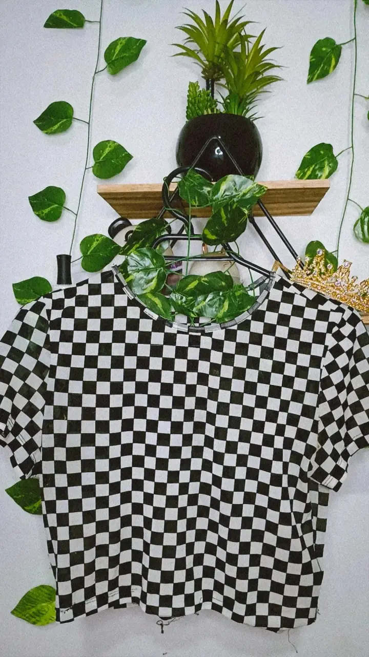 Polera a cuadros blanco y negro traslúcida