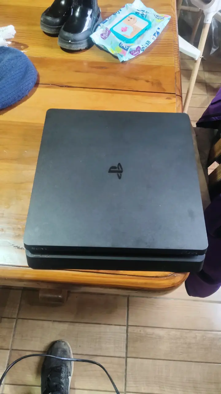 Consola PlayStation 4 Slim en buen estado - 1