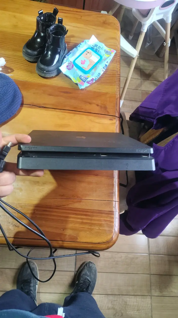 Consola PlayStation 4 Slim en buen estado - 2