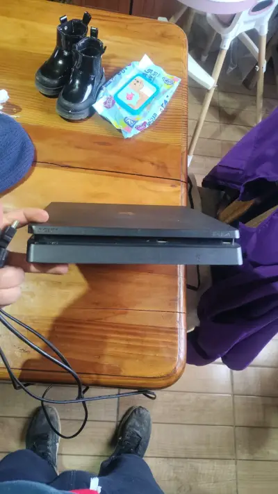 Consola PlayStation 4 Slim en buen estado - miniatura 2