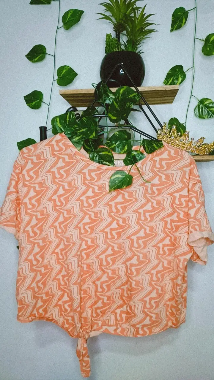 Polera estampada naranja con diseño geométrico - 1