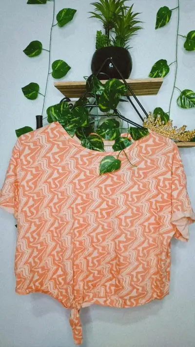 Polera estampada naranja con diseño geométrico - miniatura 1