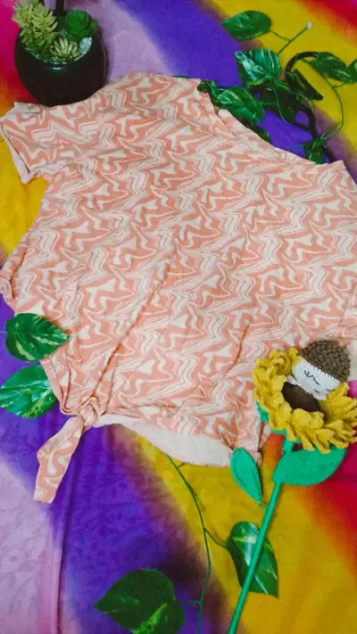 Polera estampada naranja con diseño geométrico - miniatura 2