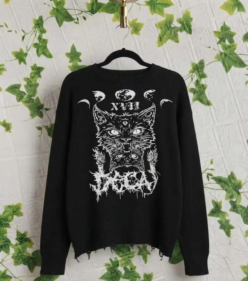 Suéter negro con diseño estilo Gotico