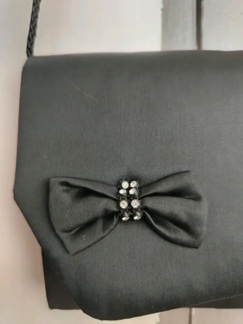 Elegante cartera de mano negra con lazo decorativo - 2