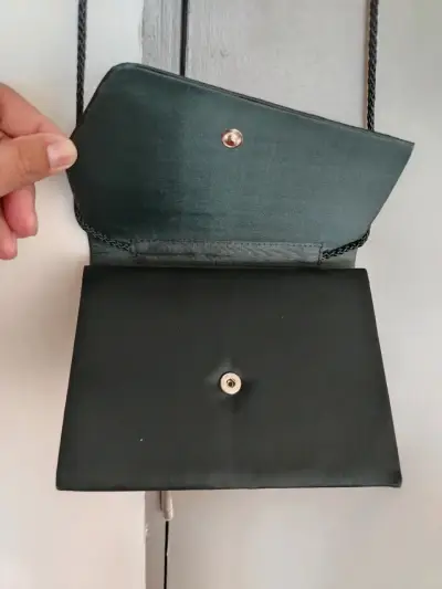 Elegante cartera de mano negra con lazo decorativo - miniatura 3