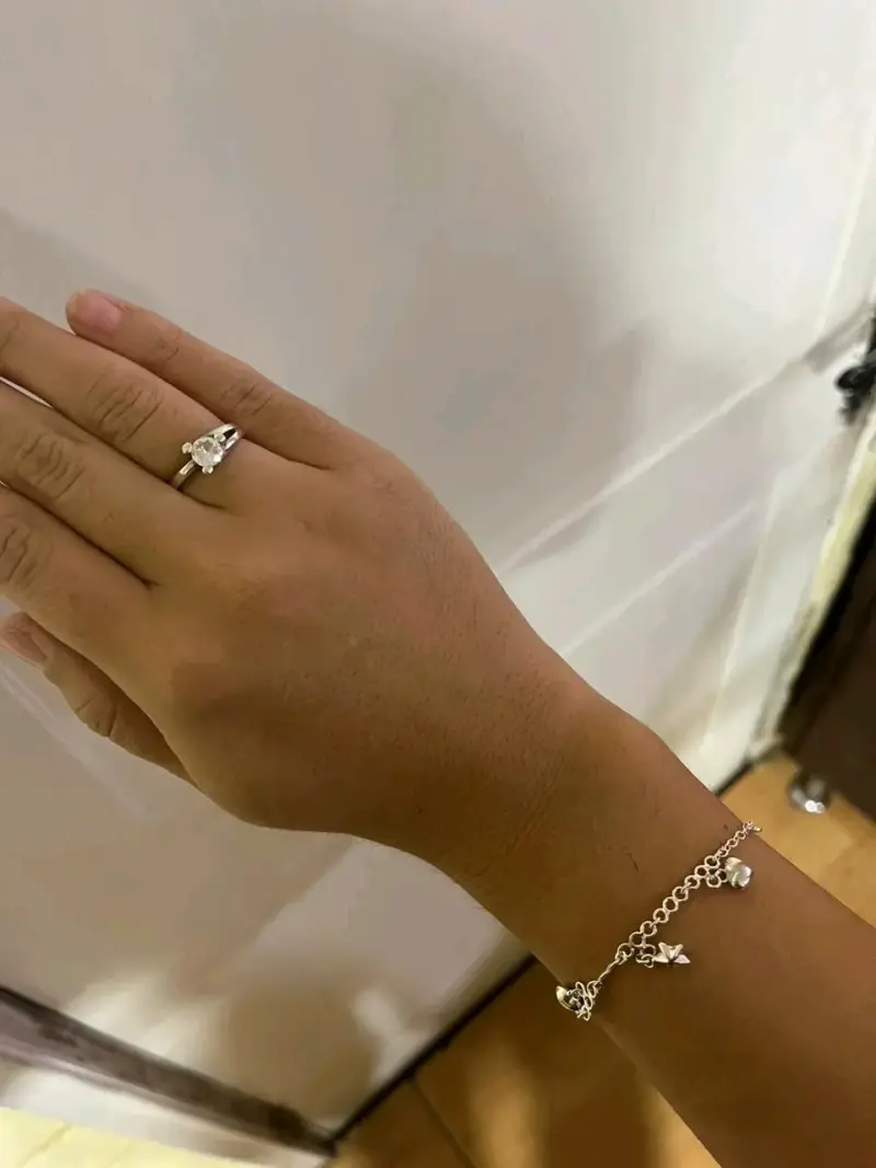 Pulsera de plata con dijes de corazón y lazo - 1