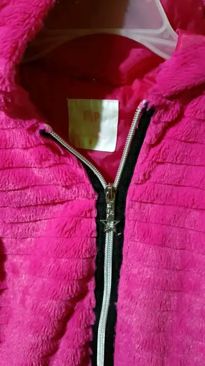 Chaqueta de felpa rosada con capucha para niña - miniatura 2