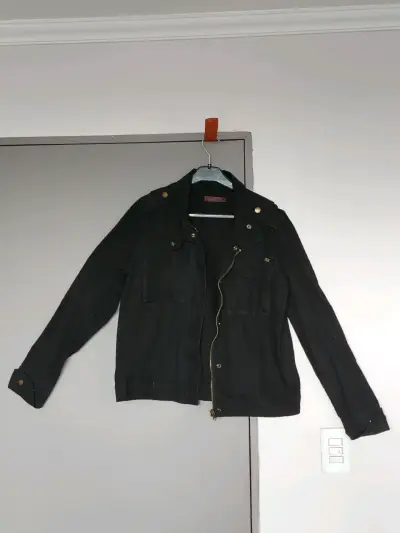 Chaqueta negra de algodón con cierre y botones - miniatura 1