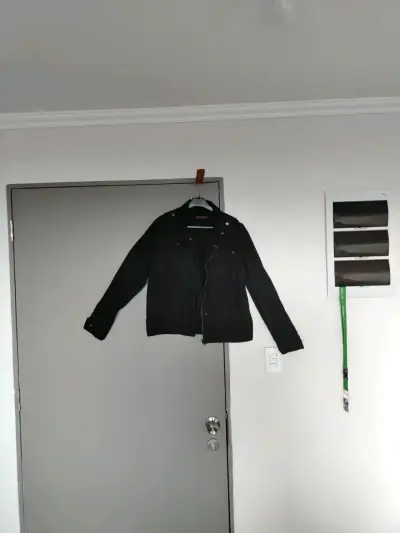 Chaqueta negra de algodón con cierre y botones - miniatura 2
