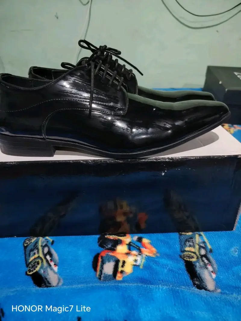 Zapatos de vestir negros para hombre en buen estado - 1