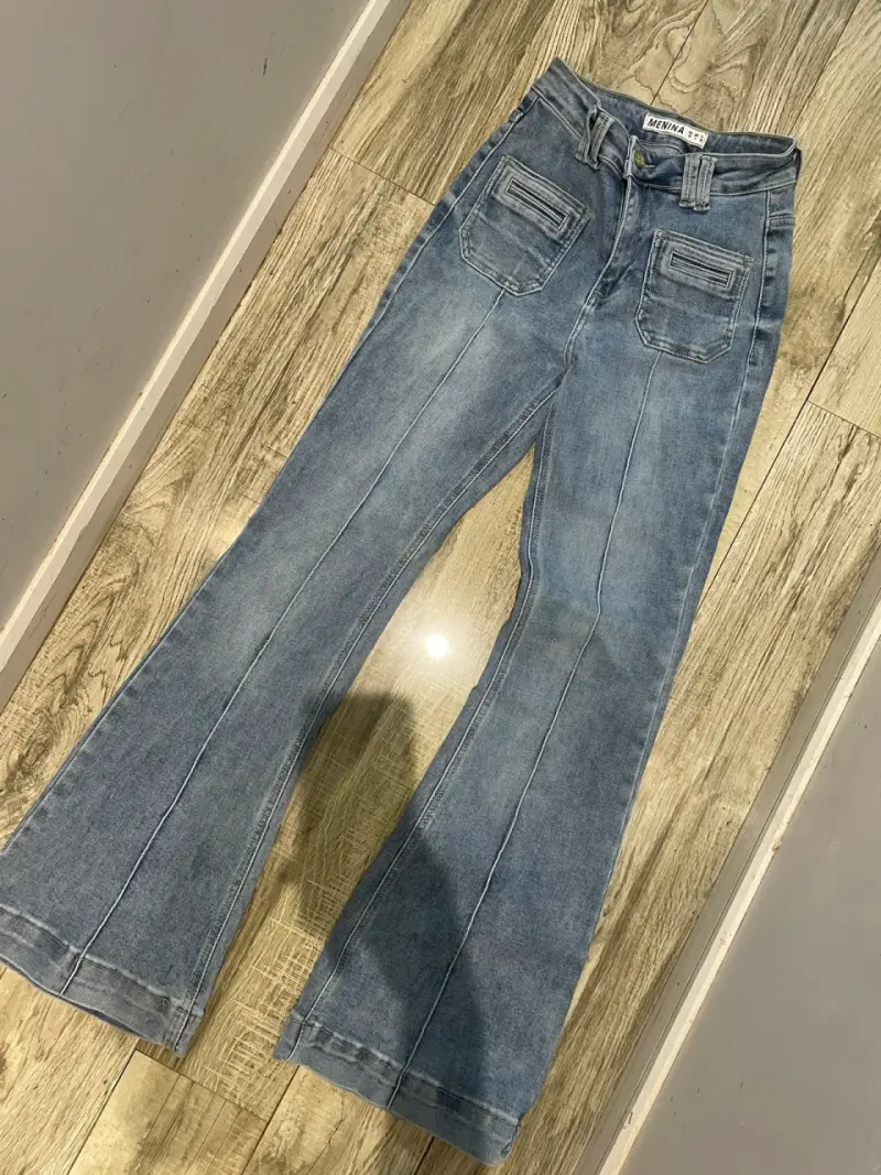 Jeans flare de mezclilla azul para mujer - 1
