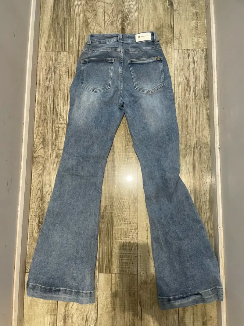 Jeans flare de mezclilla azul para mujer - 2