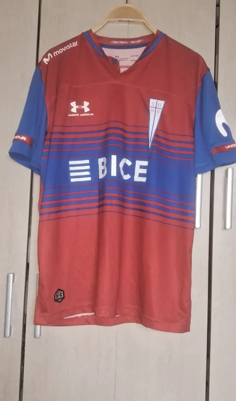 Camisetas de fútbol Universidad Católica Puma y Under Armour - 4