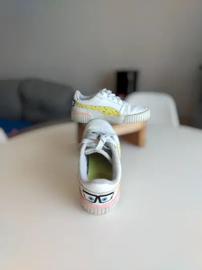 Zapatillas deportivas blancas con diseño divertido - miniatura 1
