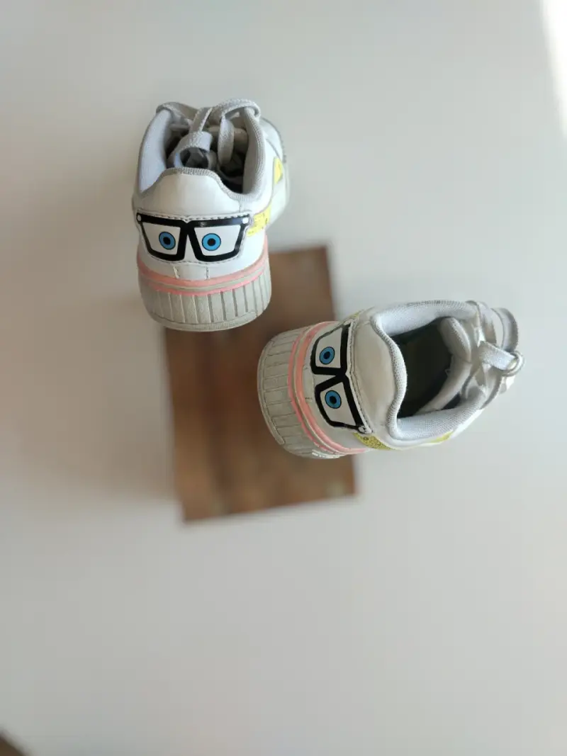 Zapatillas deportivas blancas con diseño divertido - 2