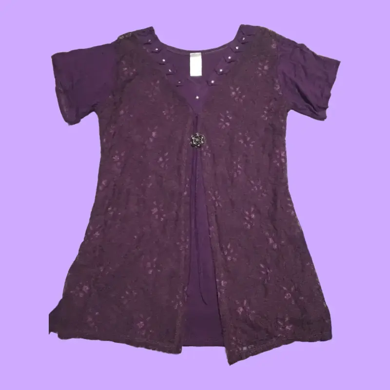Blusa morada de encaje con detalle floral - 1