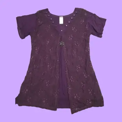 Blusa morada de encaje con detalle floral - miniatura 1
