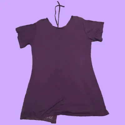 Blusa morada de encaje con detalle floral - miniatura 2