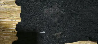 Blusa negra de encaje floral para mujer - miniatura 2