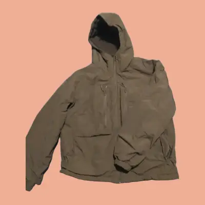 Chaqueta impermeable con capucha color caqui - miniatura 1