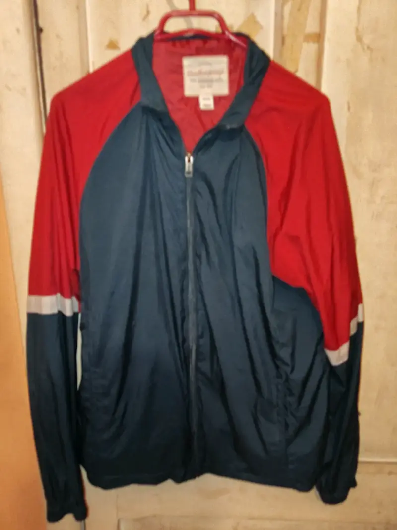 Chaqueta deportiva bicolor con cierre