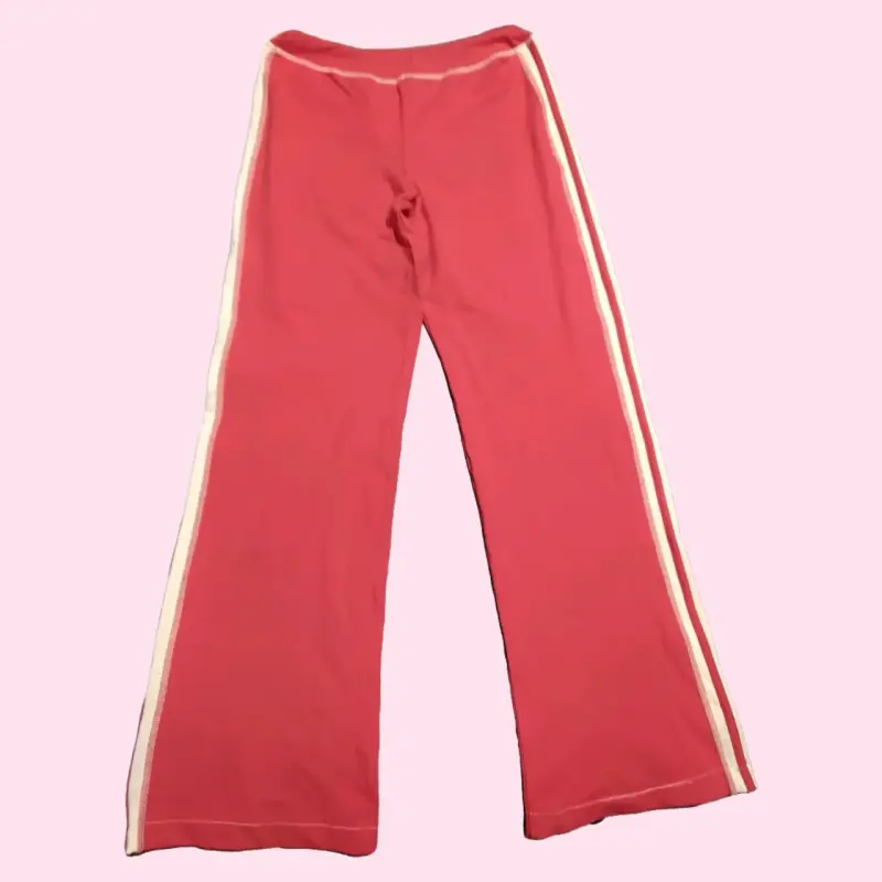 Pantalones deportivos rojos con franjas laterales