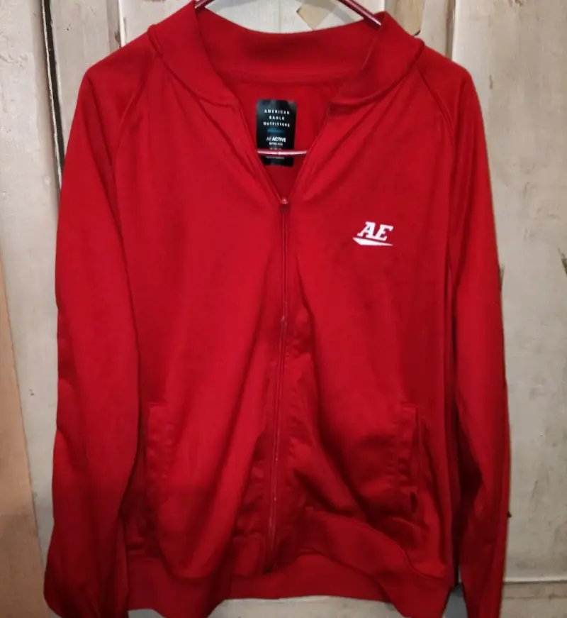 Polerón rojo con cierre American Eagle