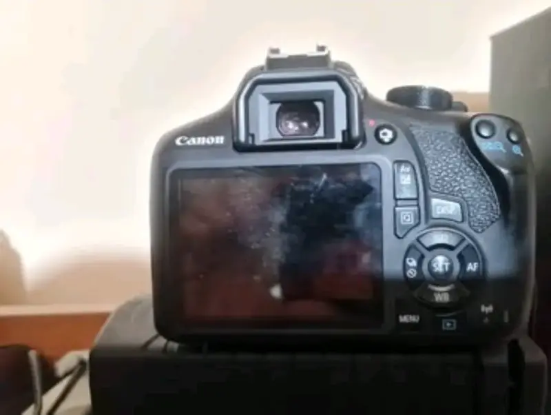 Cámara Canon DSLR con pantalla LCD - 1