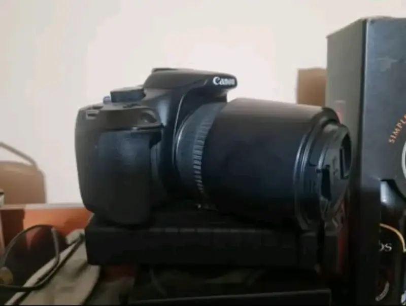 Cámara Canon DSLR con pantalla LCD - 2