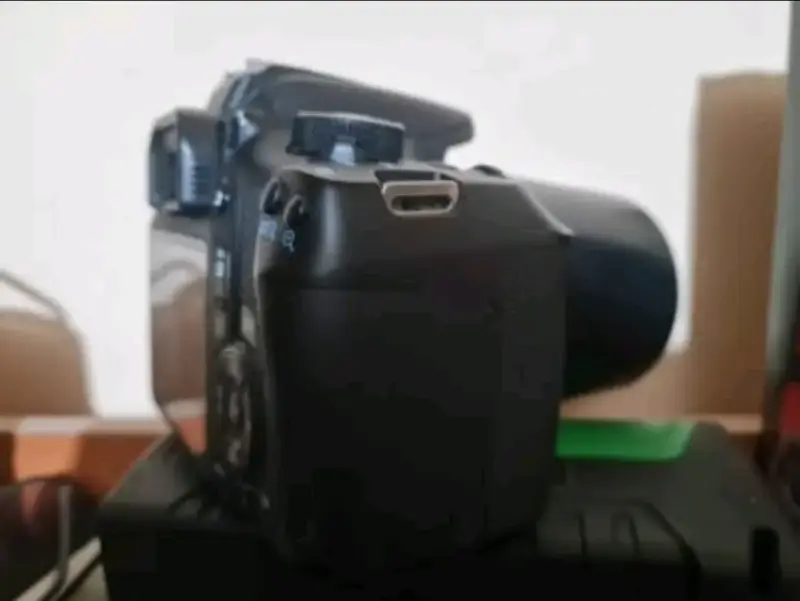 Cámara Canon DSLR con pantalla LCD - 3