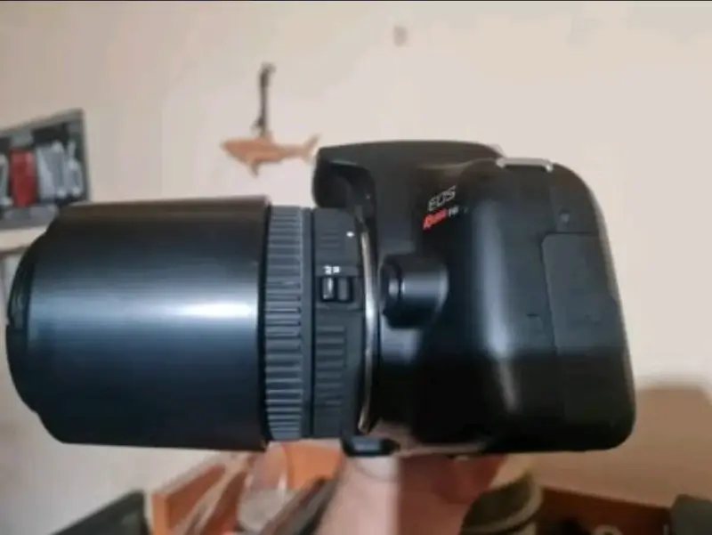 Cámara Canon DSLR con pantalla LCD - 4