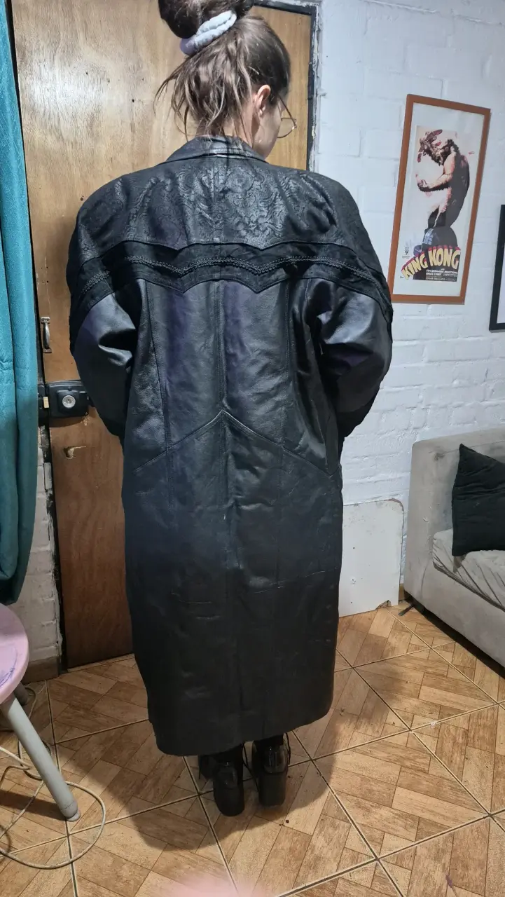 Abrigo de cuero negro con detalles de encaje vinta - 2