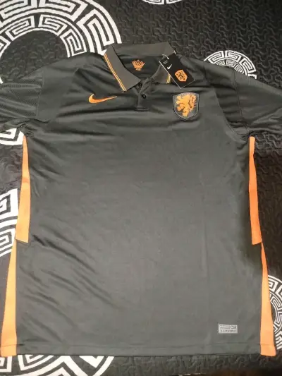 Polera deportiva negra Nike con logo de león - miniatura 1