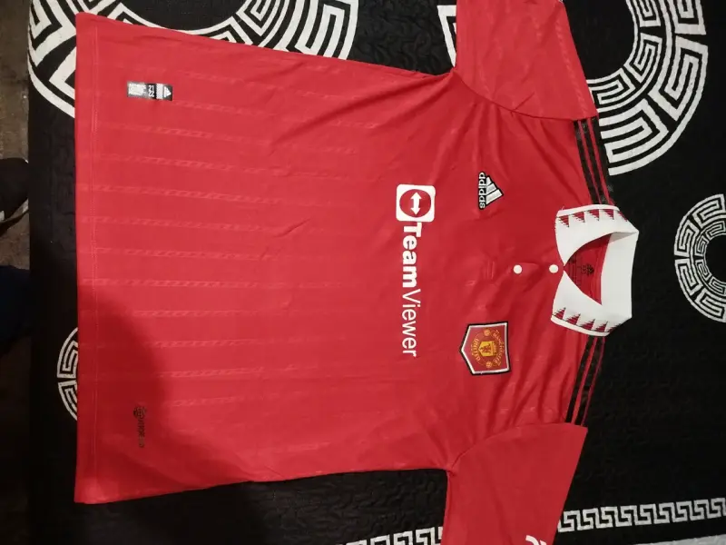 Polera deportiva negra Nike con logo de león - 2