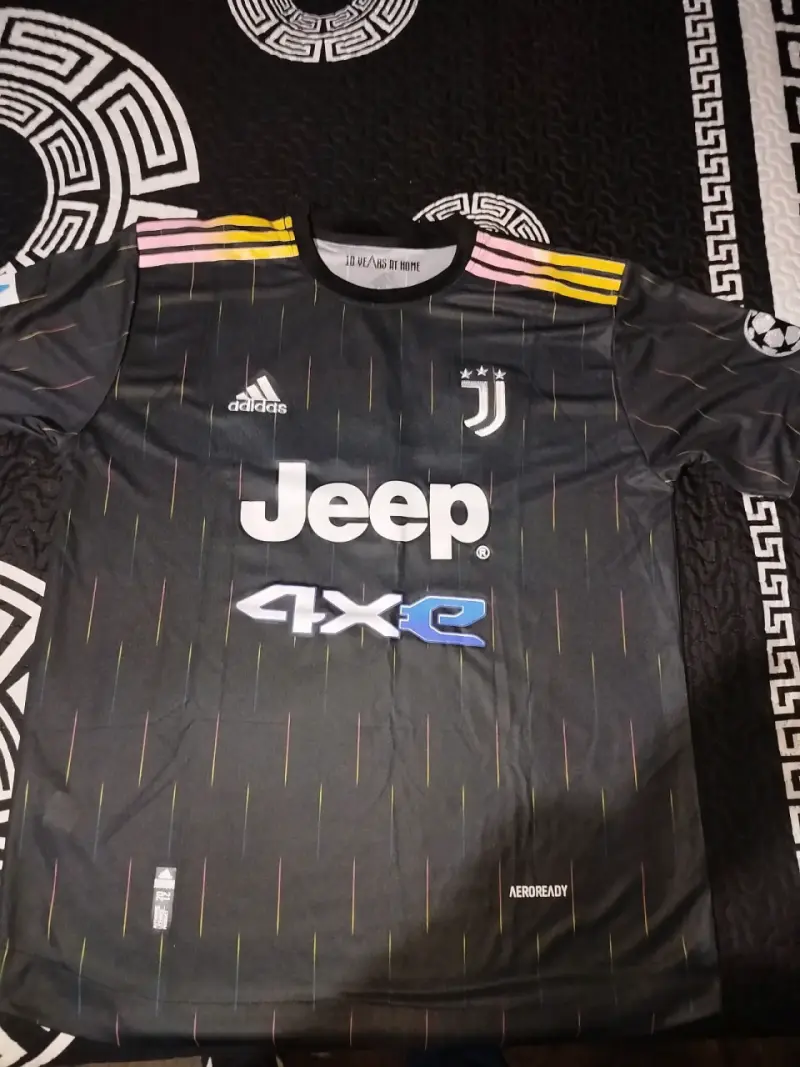 Polera deportiva negra Nike con logo de león - 3