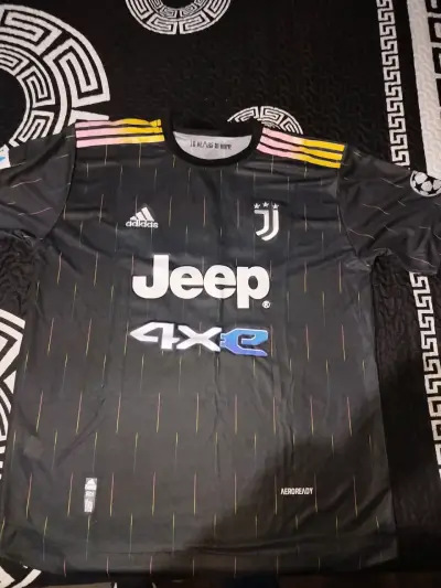Polera deportiva negra Nike con logo de león - miniatura 3