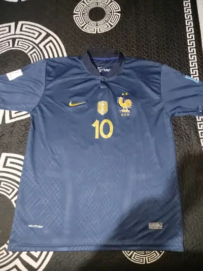 Polera deportiva negra Nike con logo de león - miniatura 4