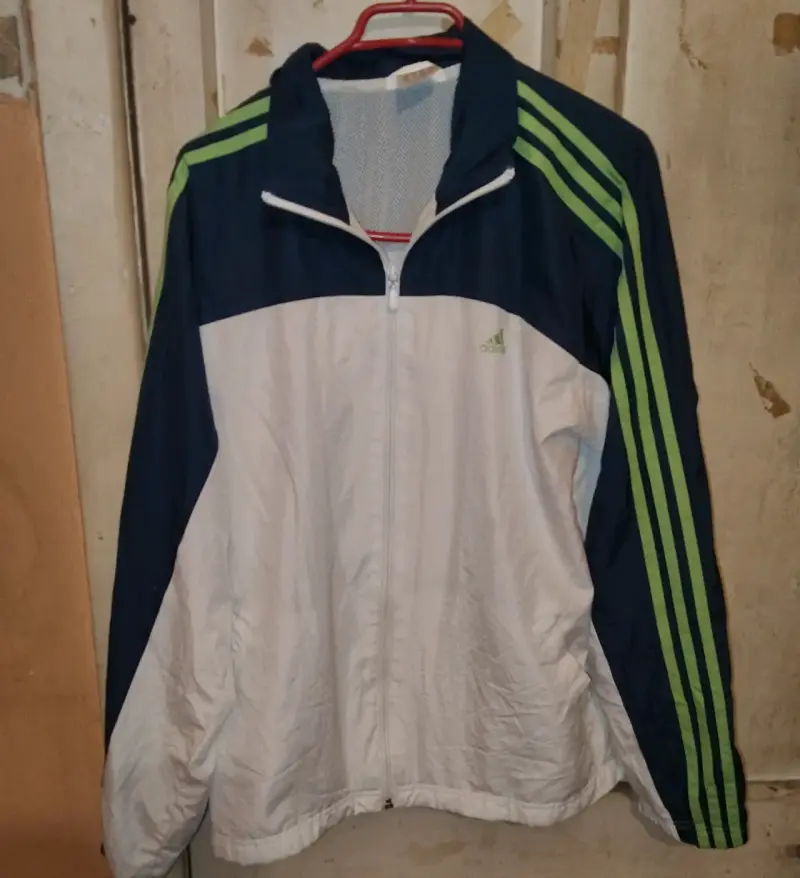 Chaqueta deportiva Adidas azul y blanca