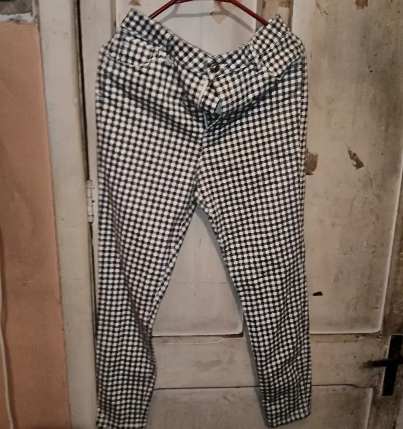 Pantalones a cuadros blanco y negro para mujer