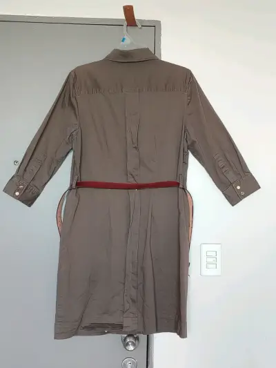 Vestido camisero Café terroso  con cinturón - miniatura 3