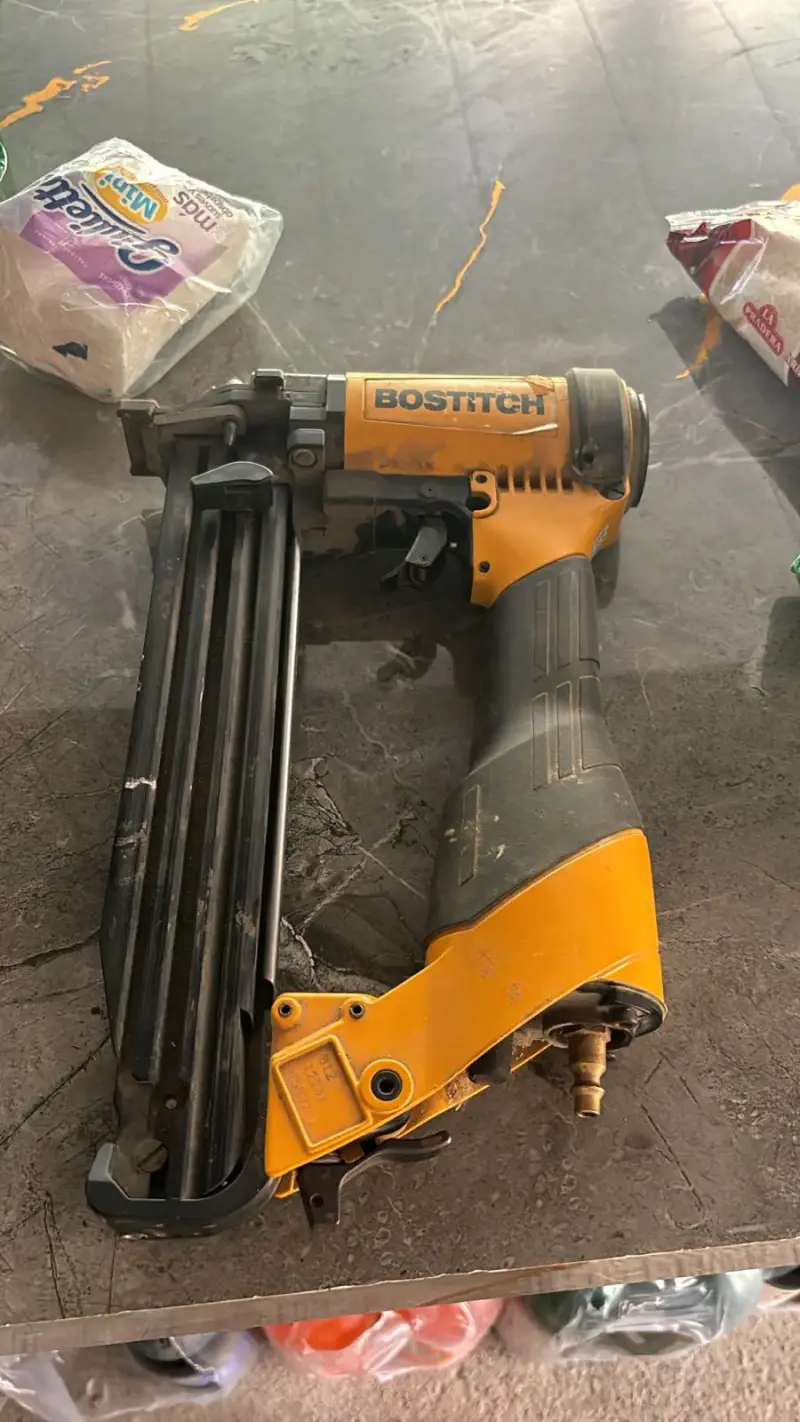 Pistola de corchete neumática Bostitch construcc