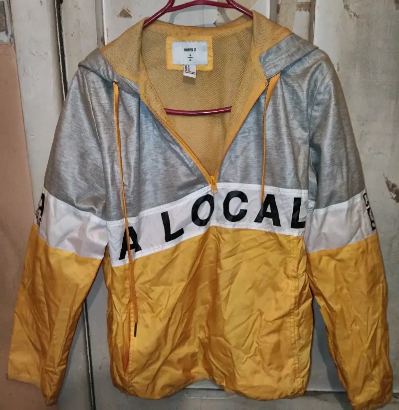 Cortaviento Forever 21 amarillo y gris